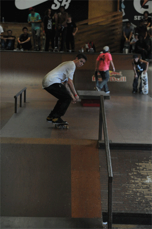 Yonis Molina - switch frontside nosegrind